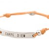 GEMSHINE Damenarmband mit Gravur CARPE DIEM in Silber. Größenverstellbares Knotenarmband mit lachs Kordel und Hand Charm - Made in München / Germany - Im eleganten Schmucketui mit Geschenkverpackung. – Bild 3